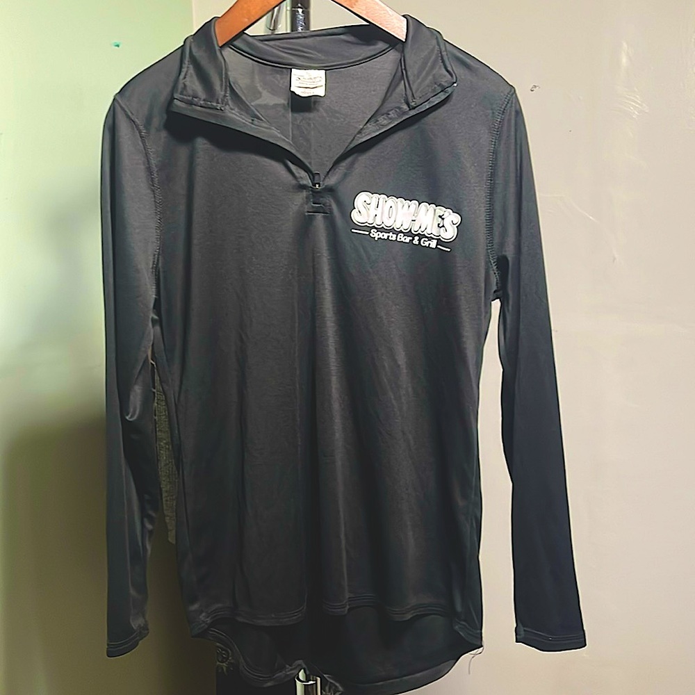 Show-me’s lightweight fitted pullover